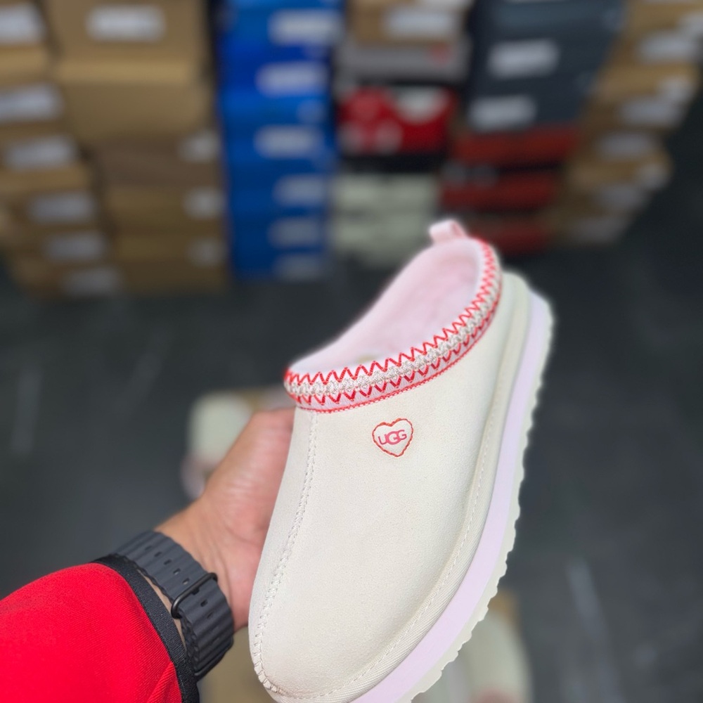 Size 6Y 🎀 Ugg Tazz Love ‘26 Platform Slippers Limited Edition💕 In Hand - Picture 3 of 6